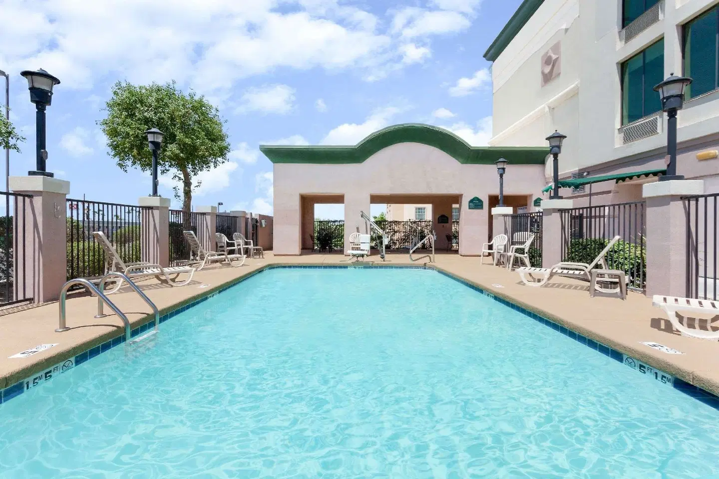 Wingate by Wyndham Yuma OUTDOOR_POOL