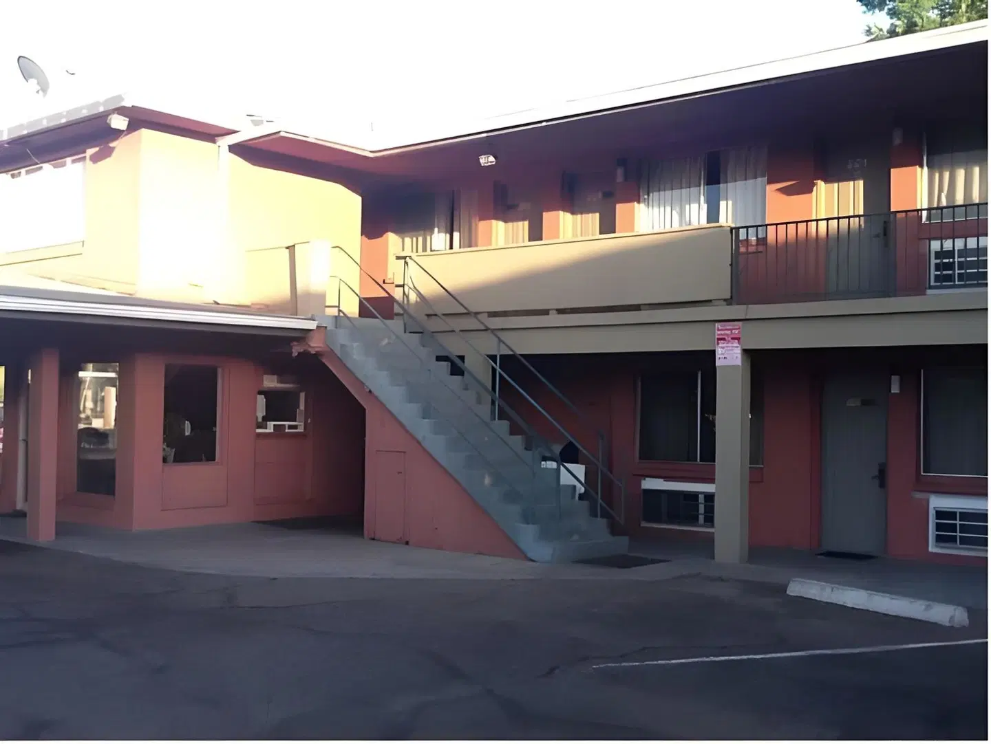 University Inn & Suites EXTERIOR