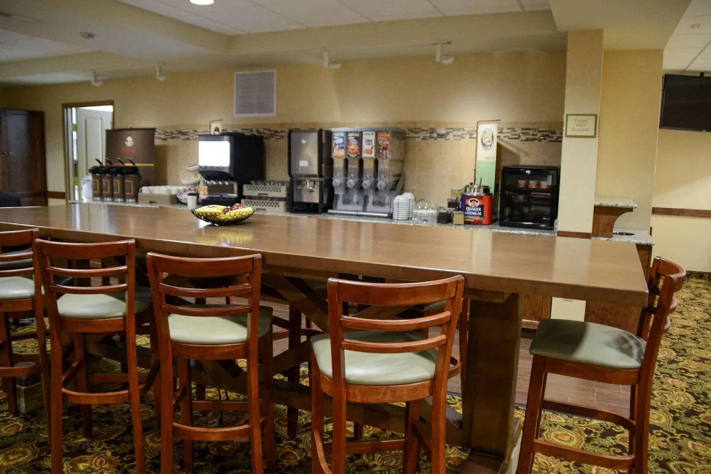 Country Inn & Suites by Radisson, Dundee, MI Bar