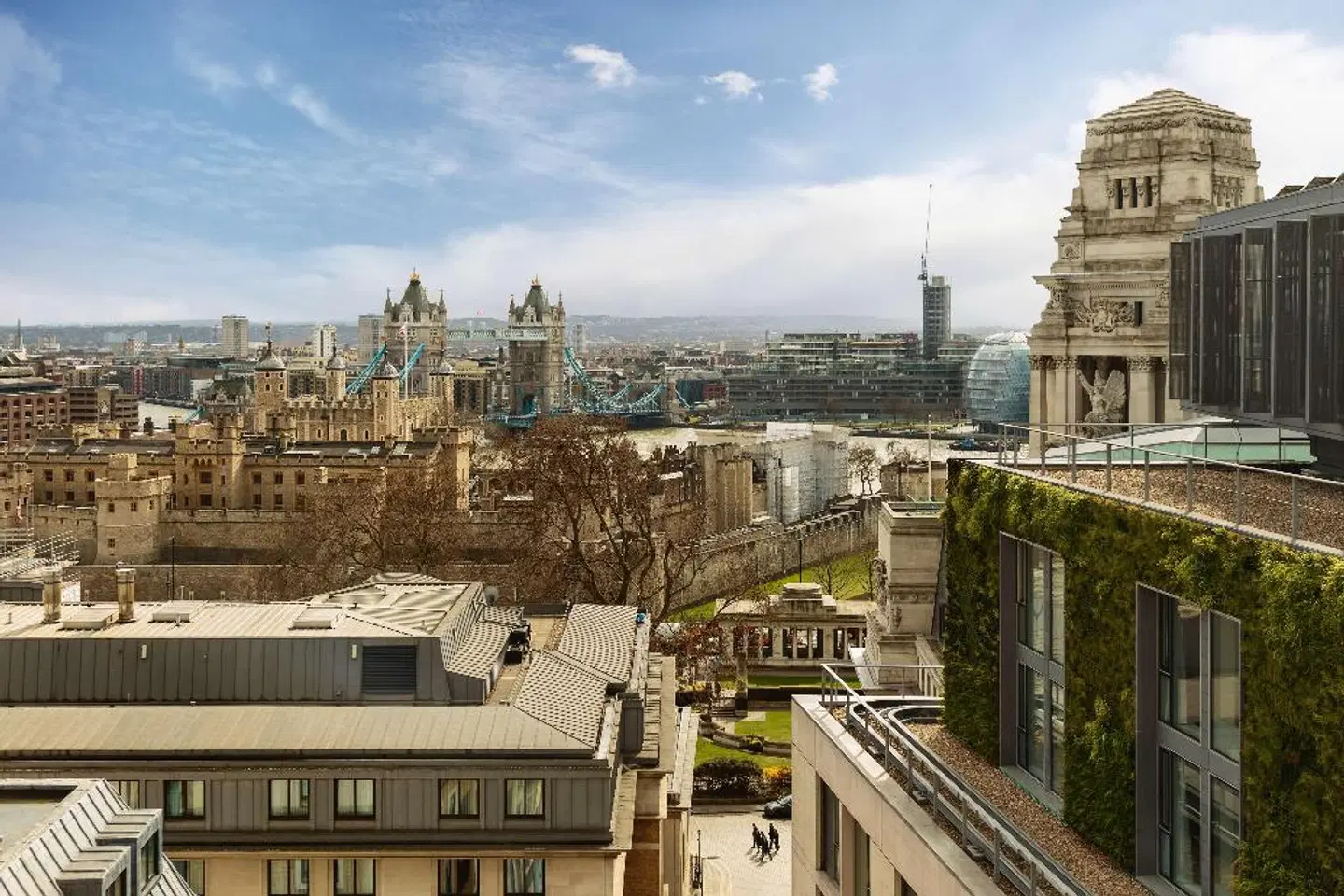DoubleTree by Hilton London - Tower of London EXTERIOR