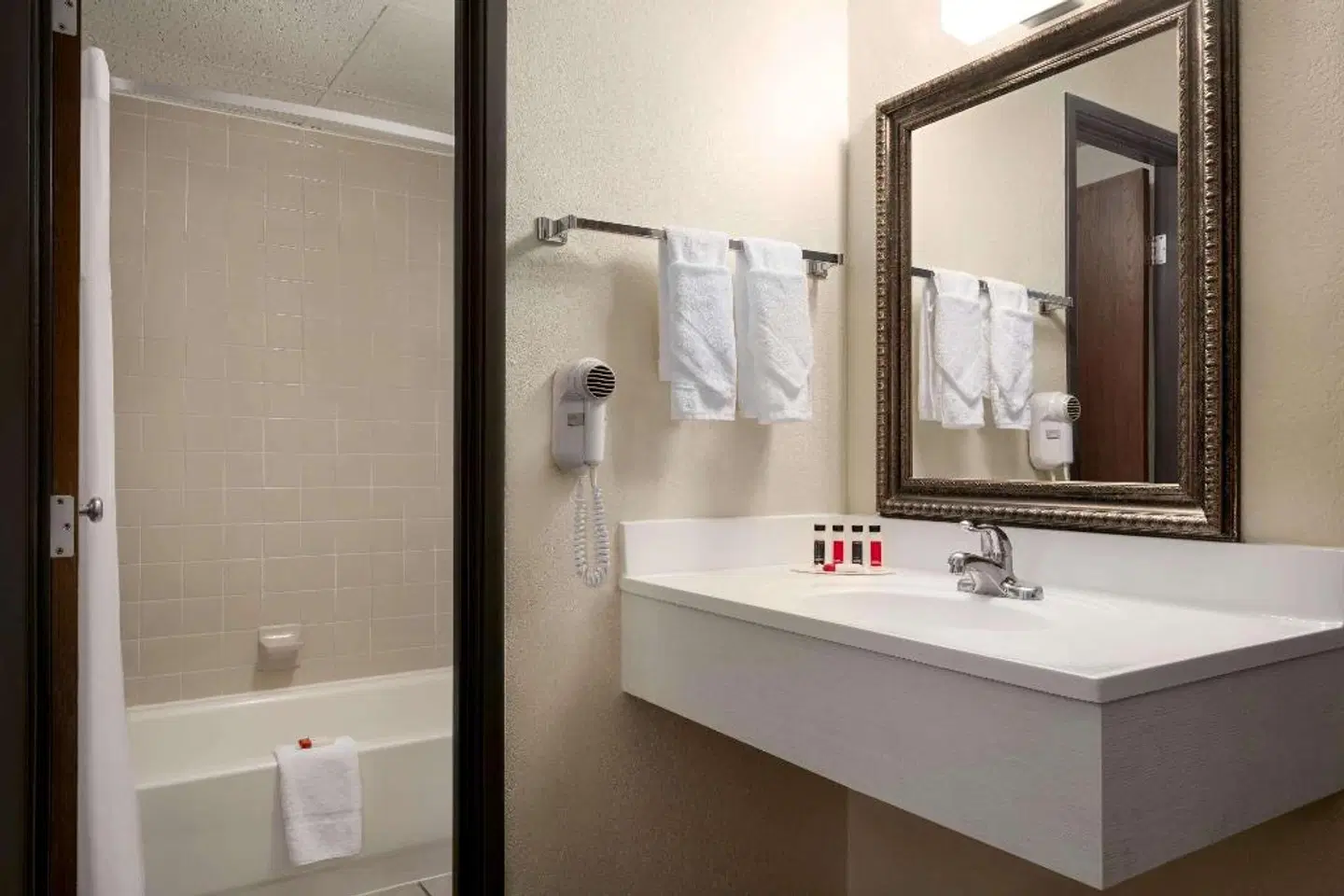 Days Inn by Wyndham Fort Collins Badezimmer