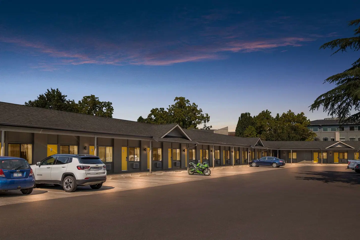 Best Western New Oregon Motel EXTERIOR