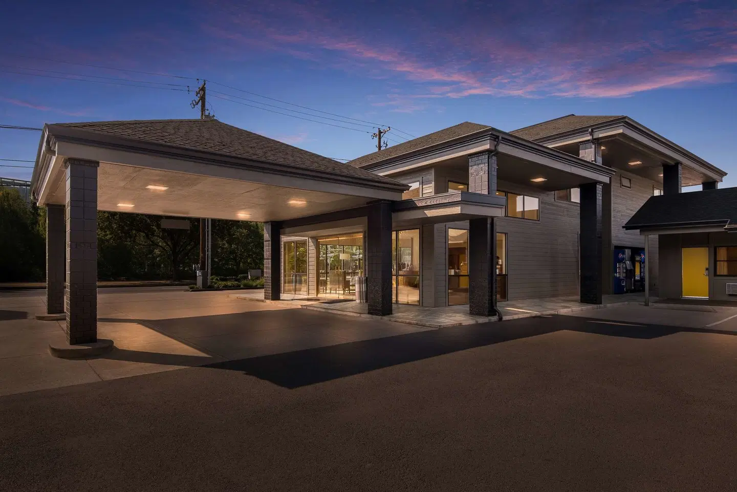 Best Western New Oregon Motel EXTERIOR