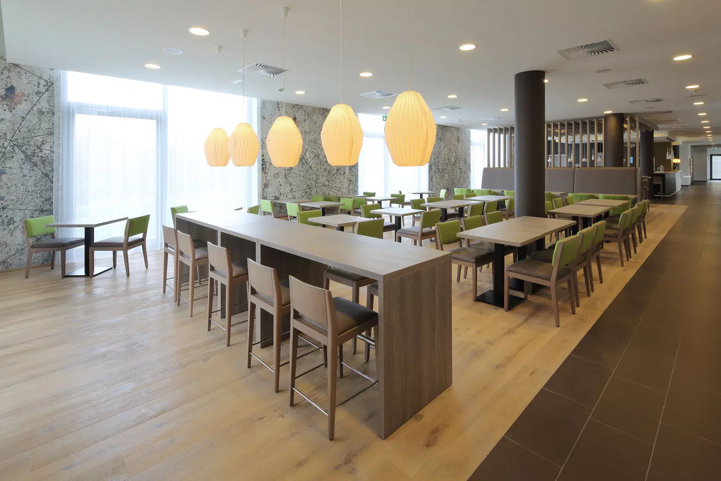 Holiday Inn Express Friedrichshafen by IHG Bar