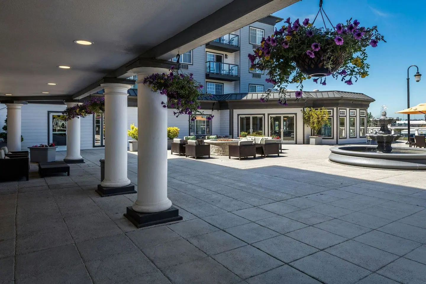 Courtyard by Marriott Portland North EXTERIOR