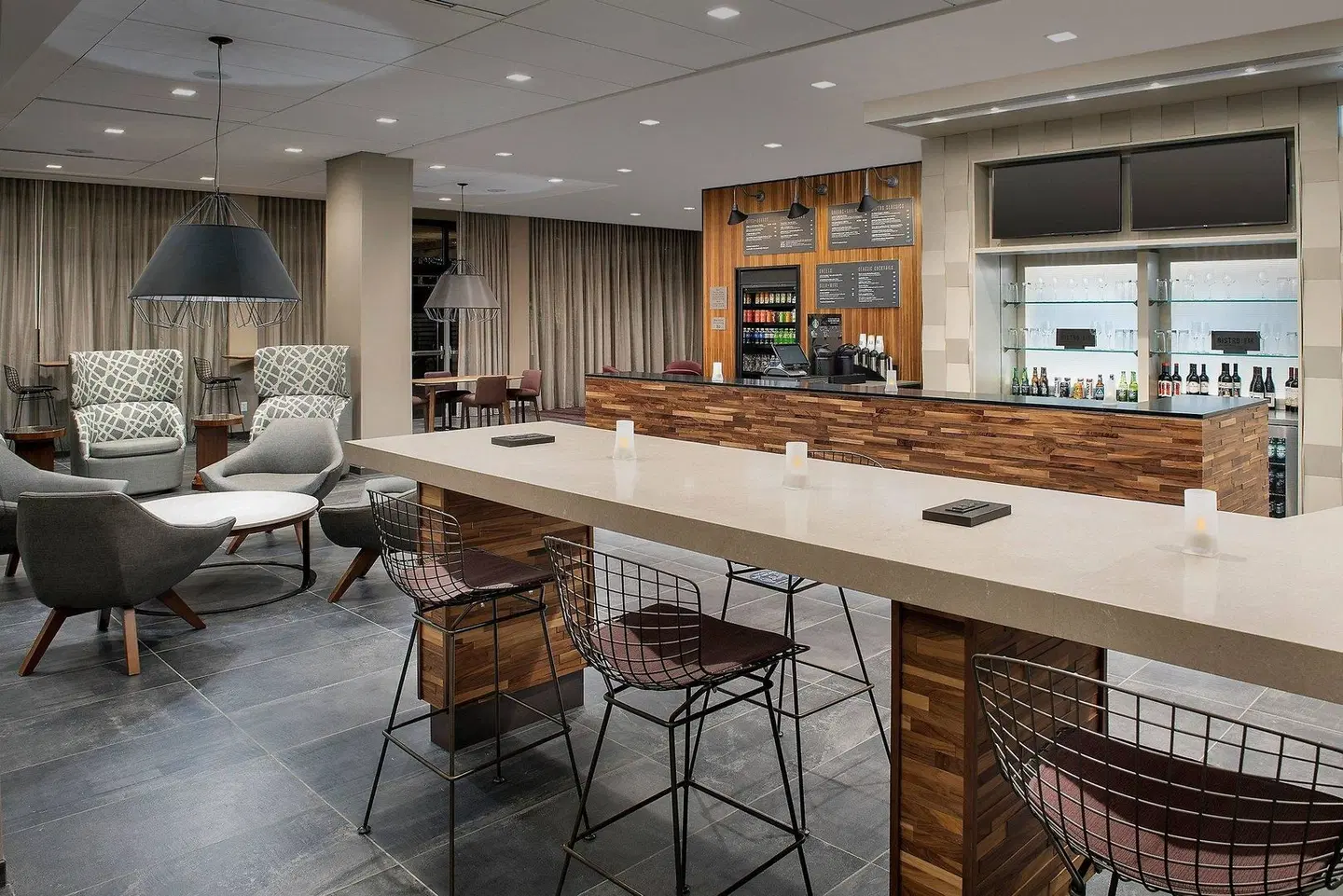 Courtyard by Marriott Portland East Bar