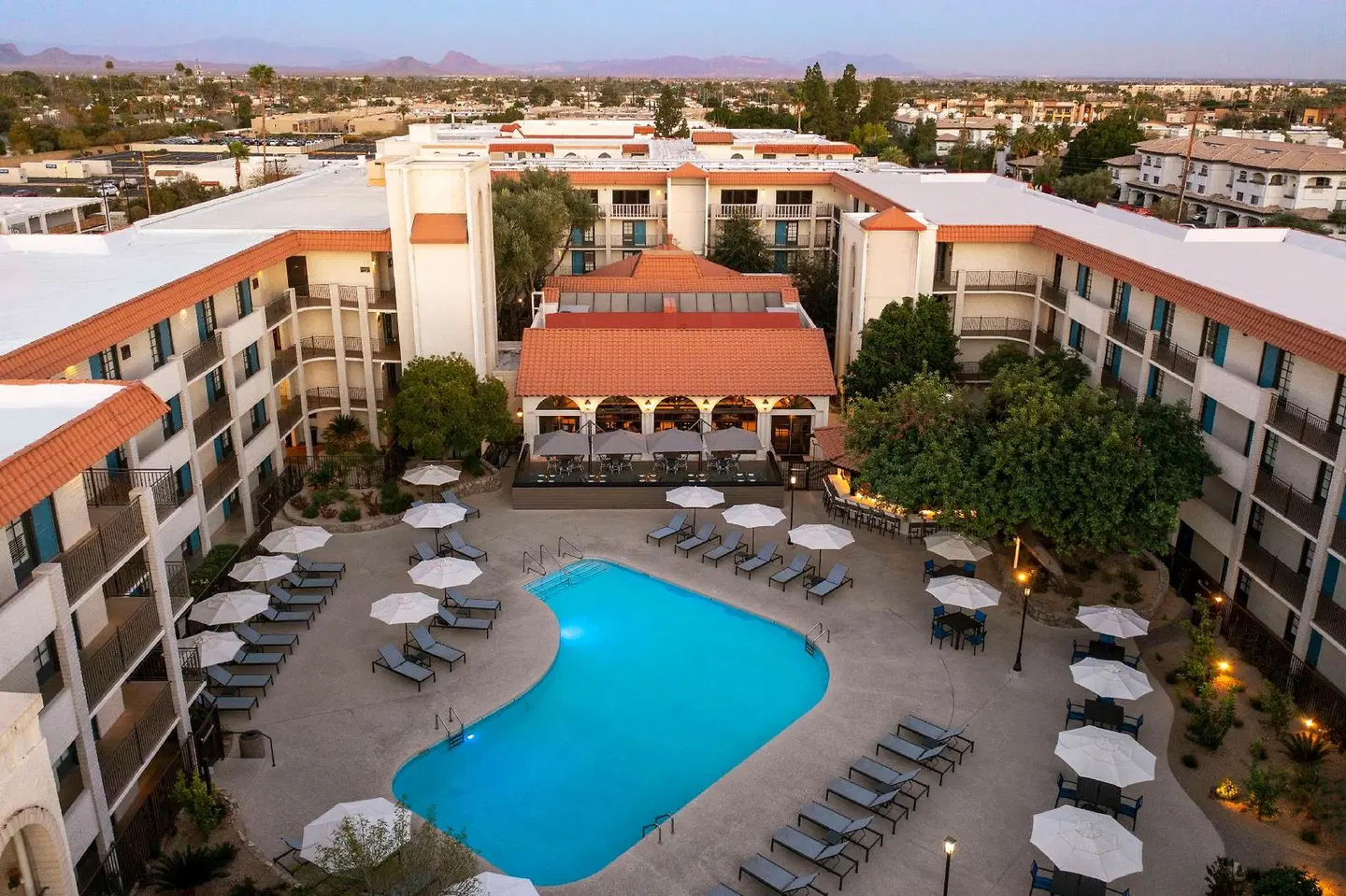 Embassy Suites by Hilton Scottsdale Resort OUTDOOR_POOL