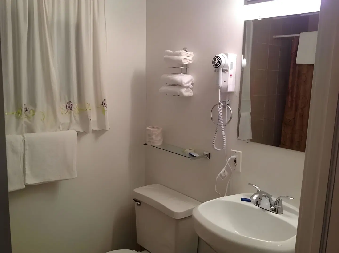 Holiday Motel Bend Badezimmer