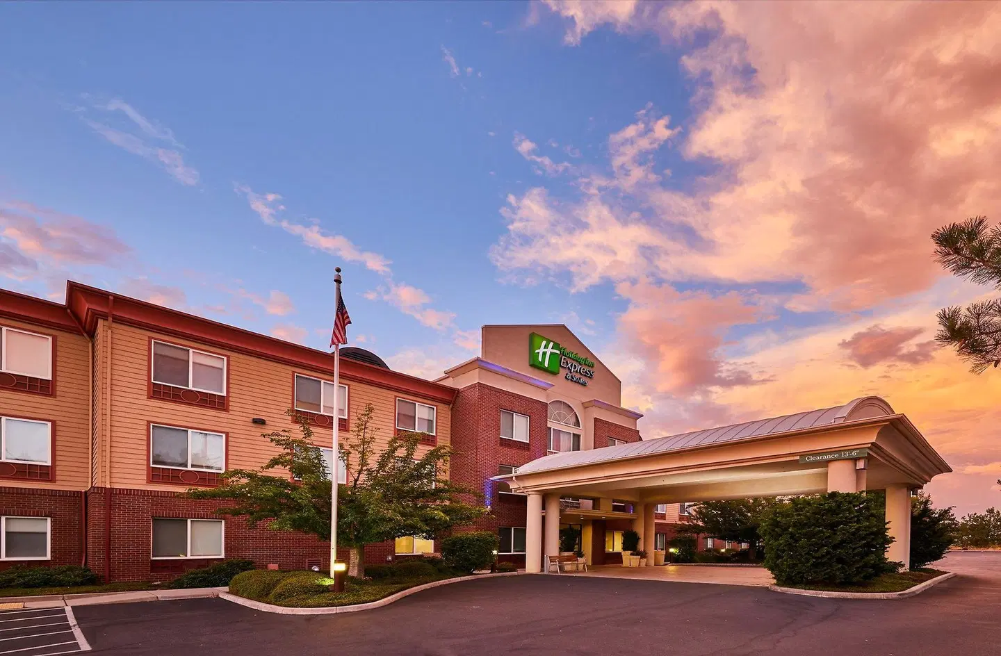 Holiday Inn Express & Suites Medford-Central Point EXTERIOR