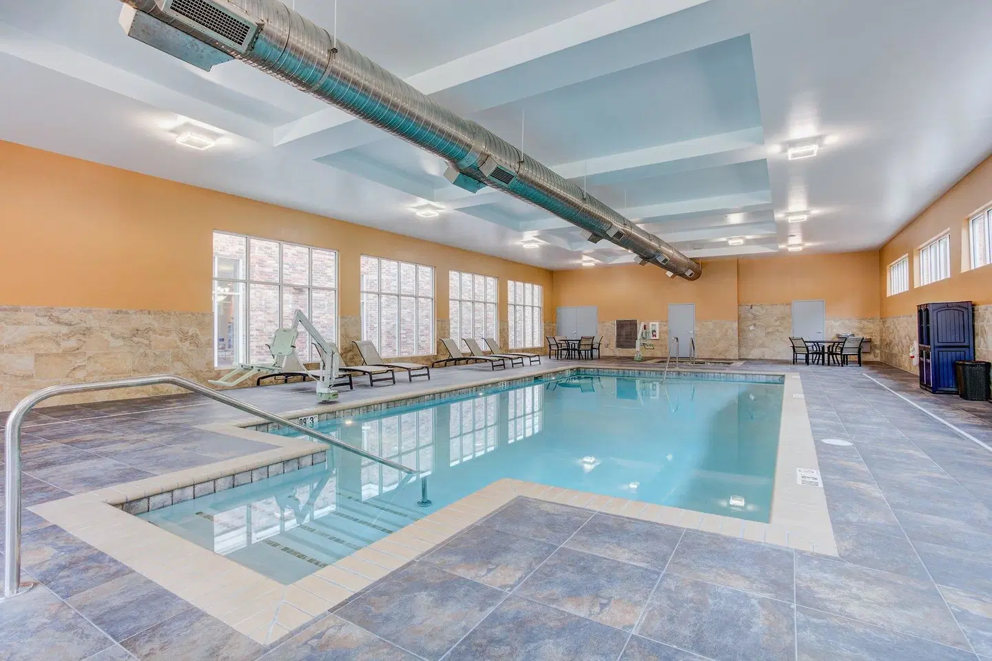 Holiday Inn & Suites Lafayette North by IHG Hallenbad