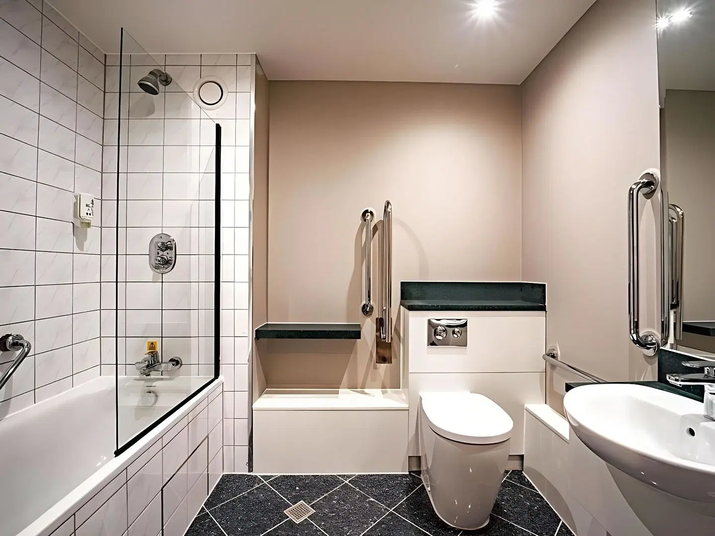 Holiday Inn Express London - Heathrow T5 by IHG Badezimmer