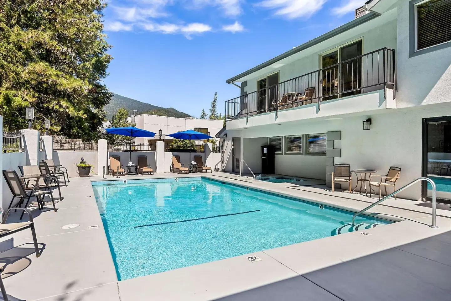 Best Western Inn at the Rogue OUTDOOR_POOL