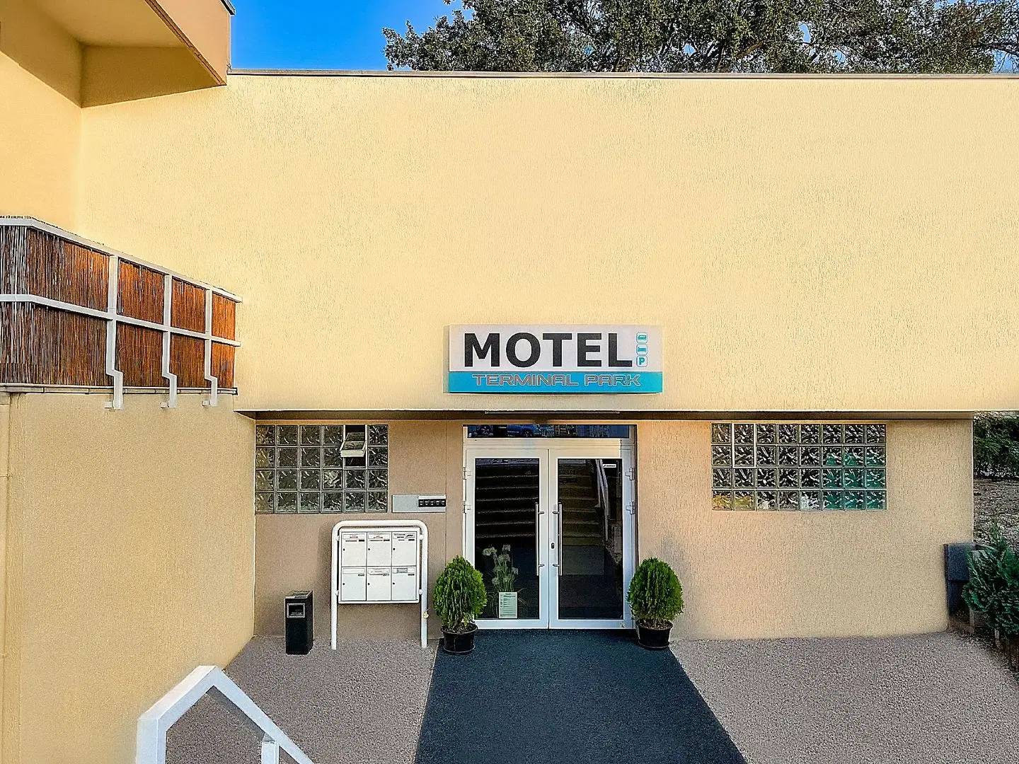 Terminal Park MOTEL EXTERIOR