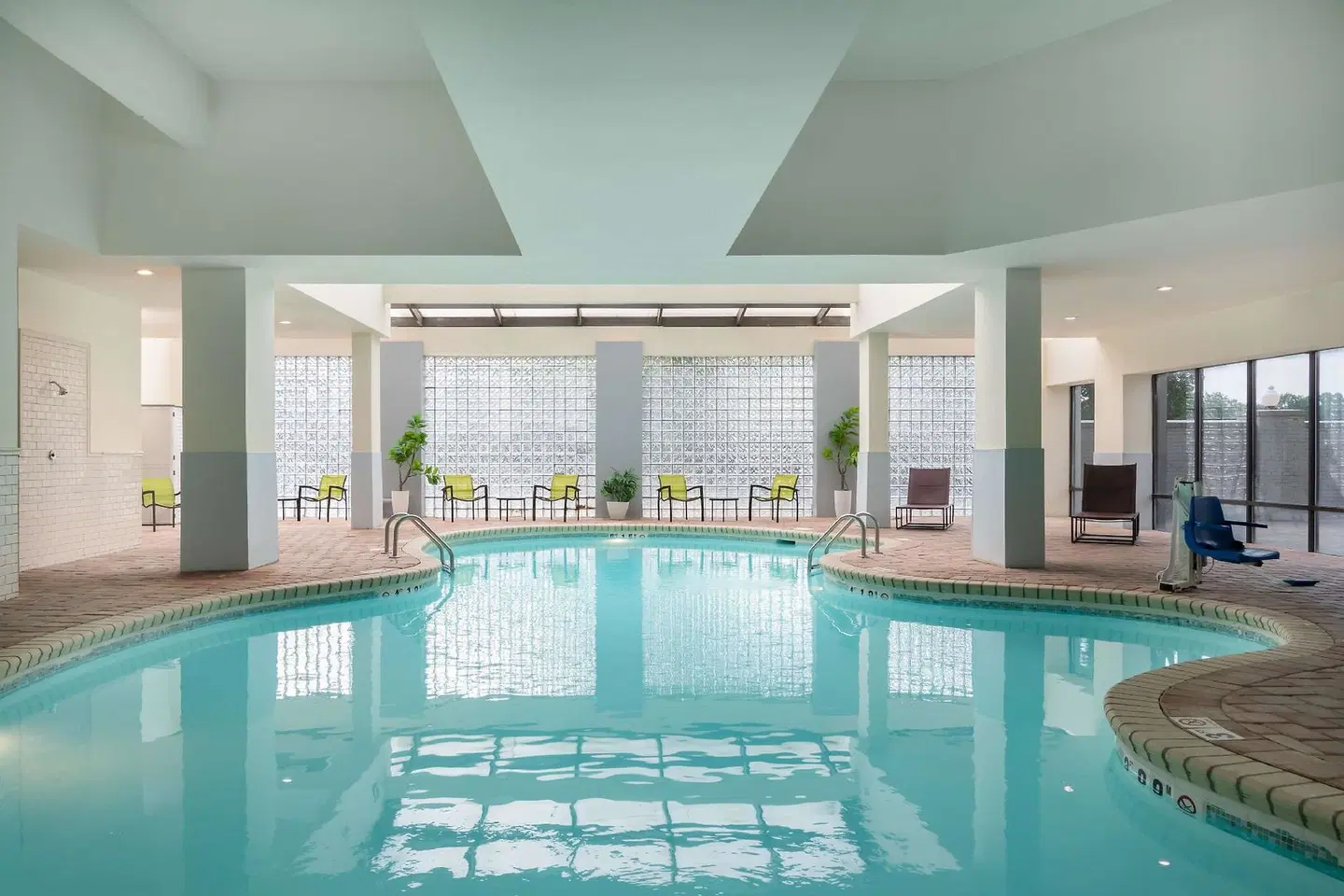 Embassy Suites by Hilton Charlotte Hallenbad