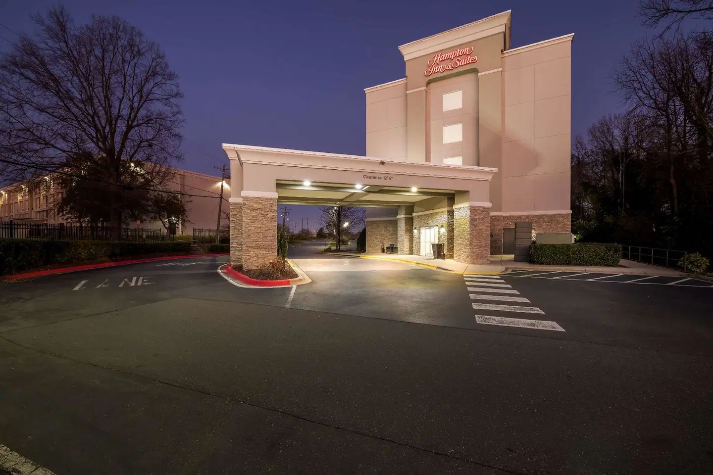 Hampton Inn & Suites Charlotte-Airport EXTERIOR