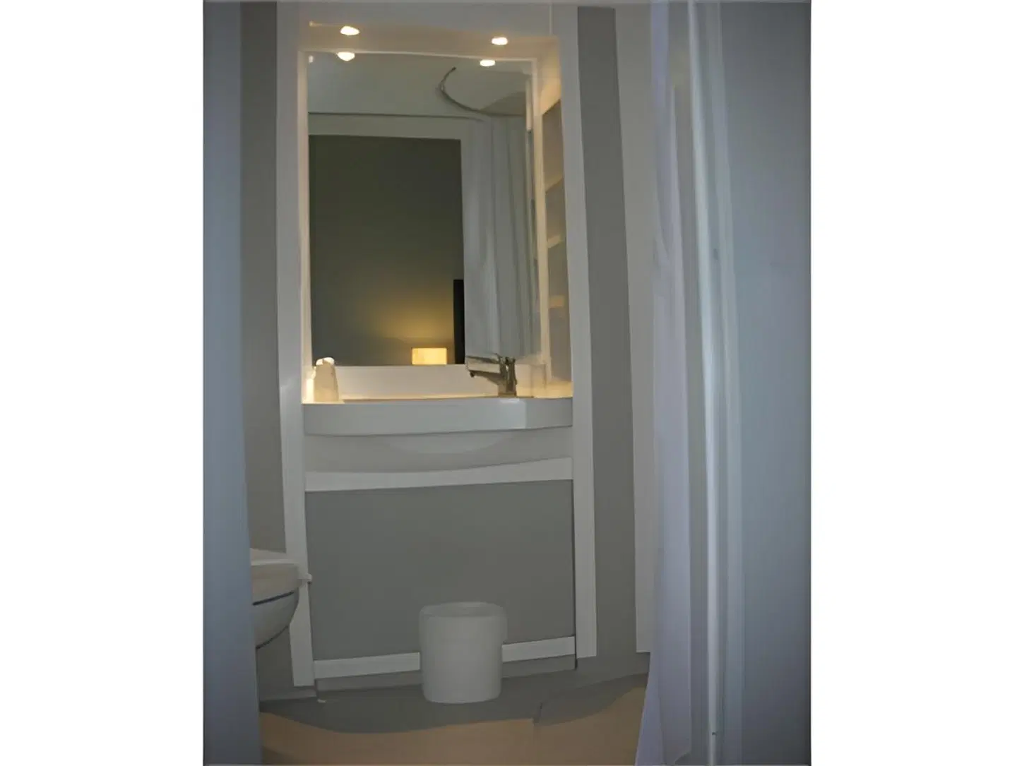 Hôtel Akena Gaillac BATHROOM