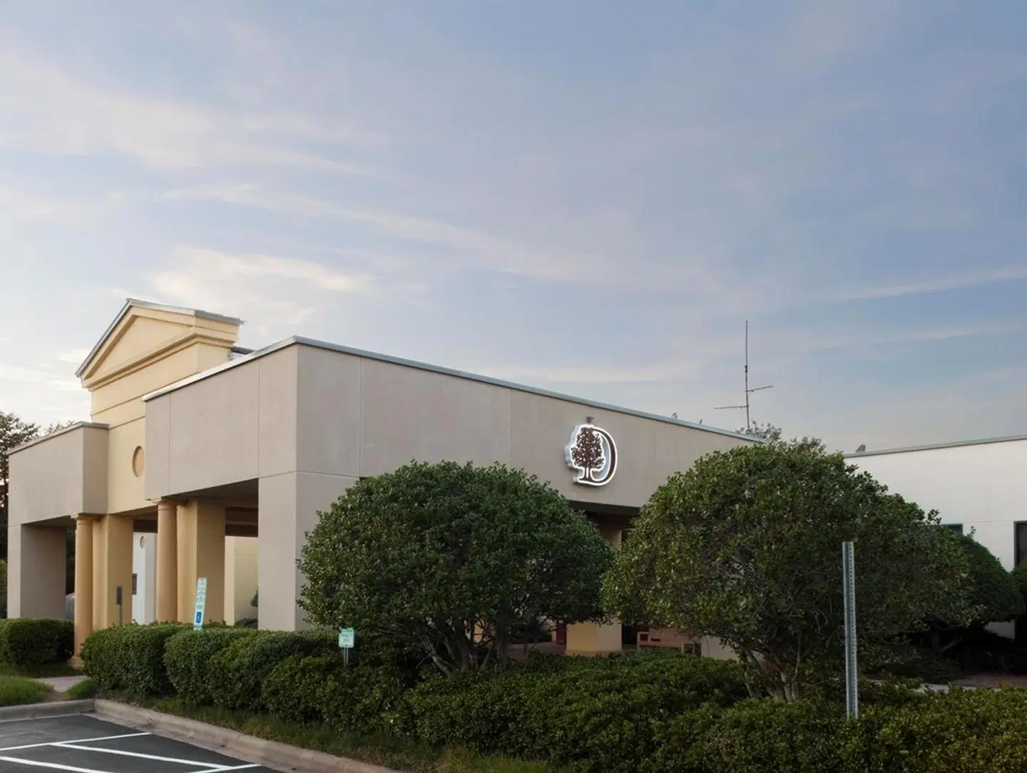 DoubleTree by Hilton Charlotte Airport EXTERIOR