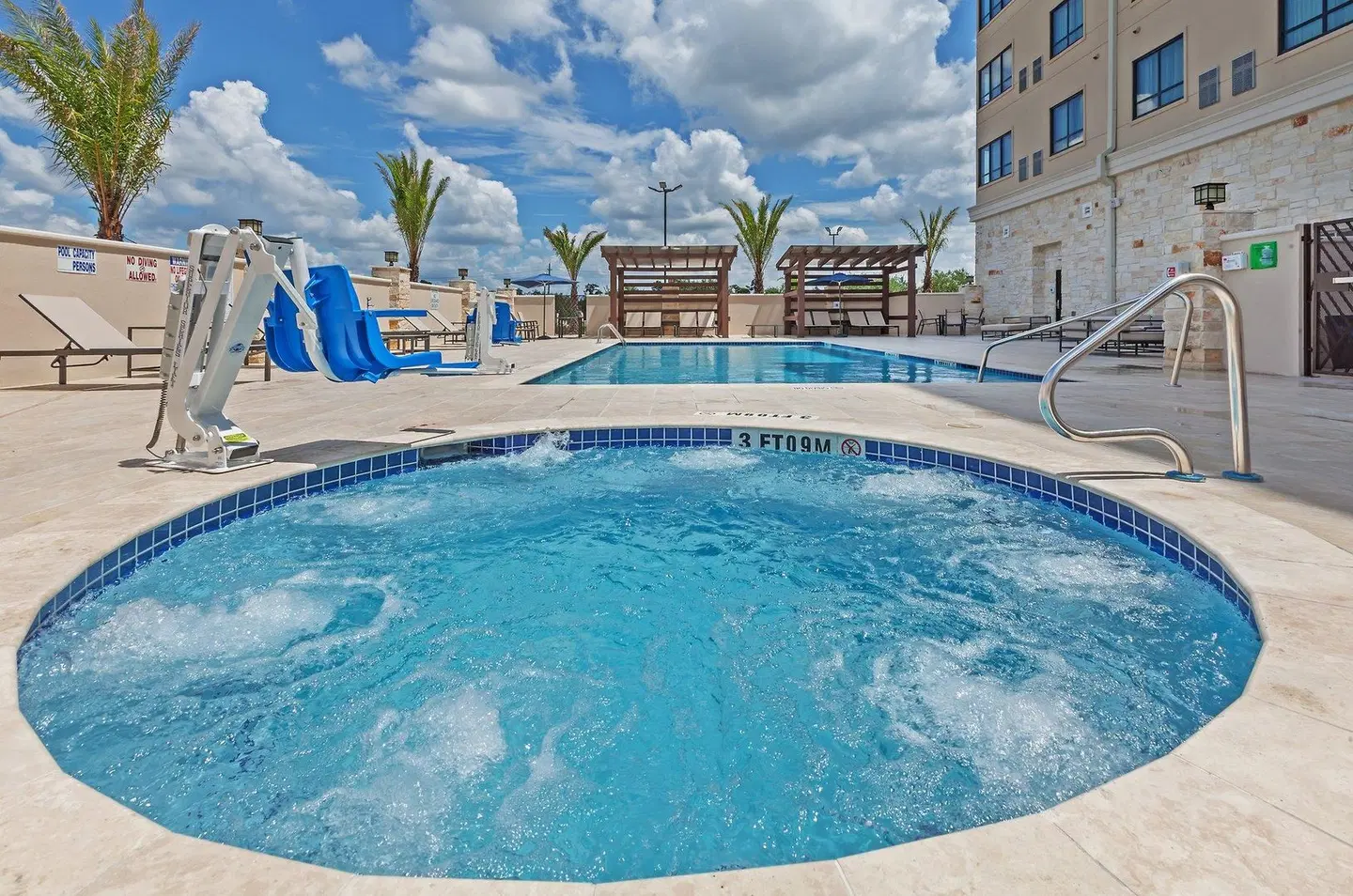 Holiday Inn Houston NE-Bush Airport Area OUTDOOR_POOL