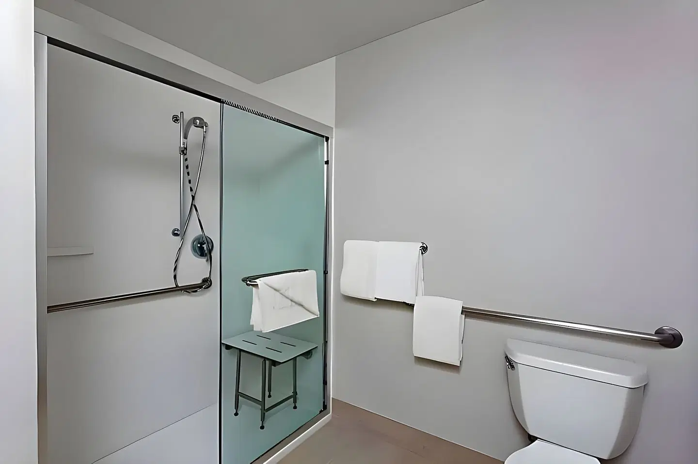 Holiday Inn & Suites Asheville Downtown Badezimmer