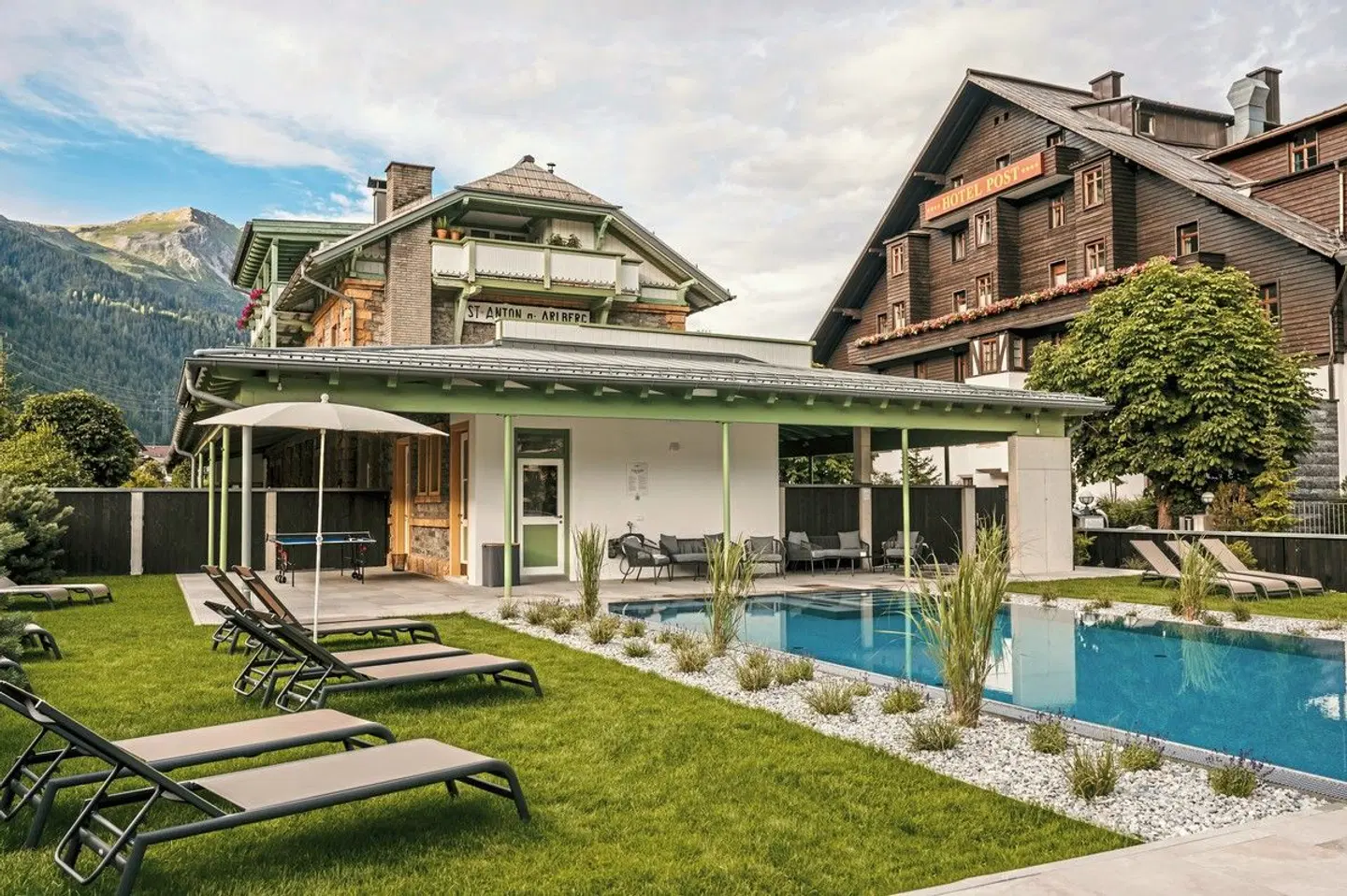Post EXTERIOR