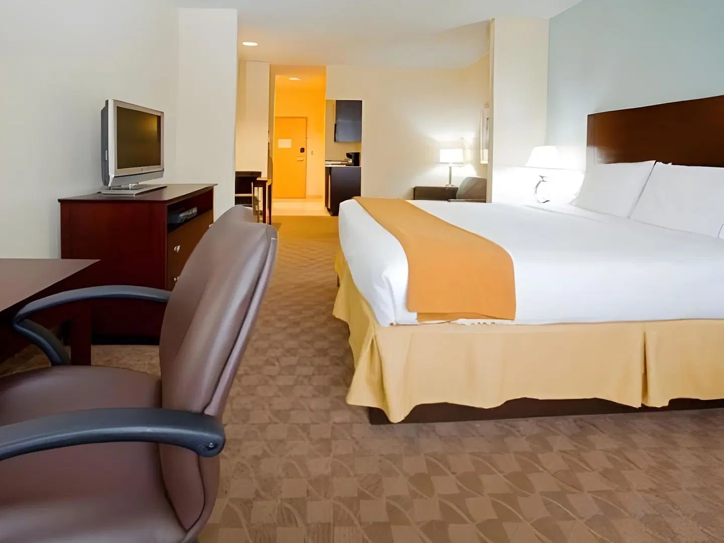 Holiday Inn Express & Suites Greensboro-East ROOM_EXAMPLE