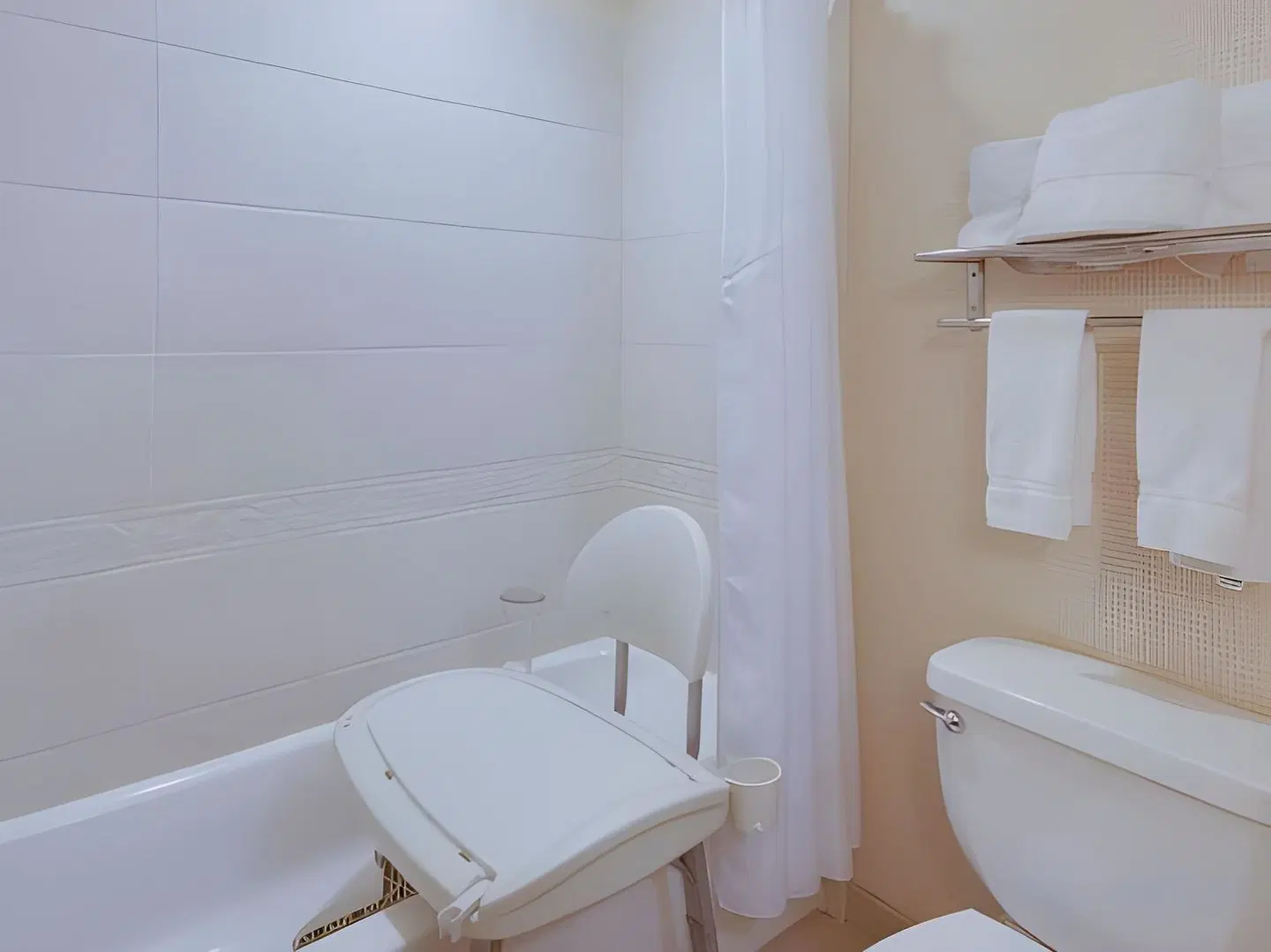 Holiday Inn Express & Suites Greensboro-East Badezimmer