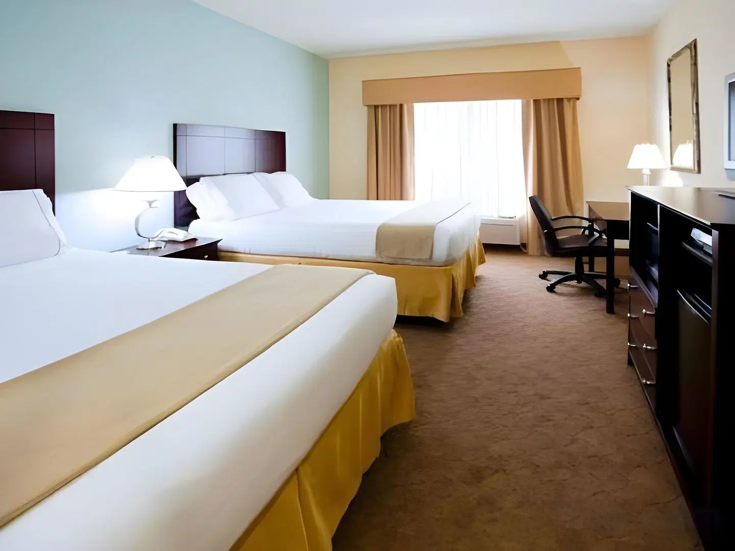 Holiday Inn Express & Suites Greensboro-East ROOM_EXAMPLE
