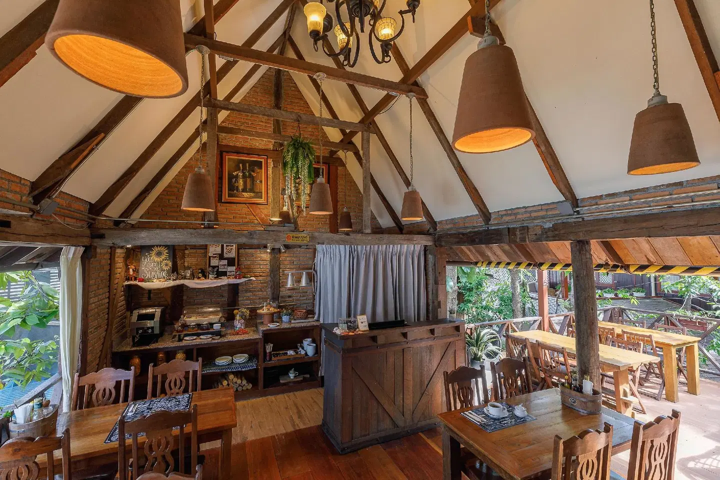 Le Charcoa Hotel Bar