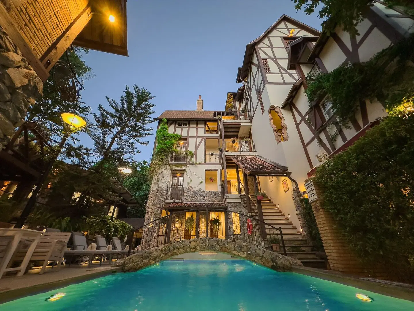 Le Charcoa Hotel OUTDOOR_POOL