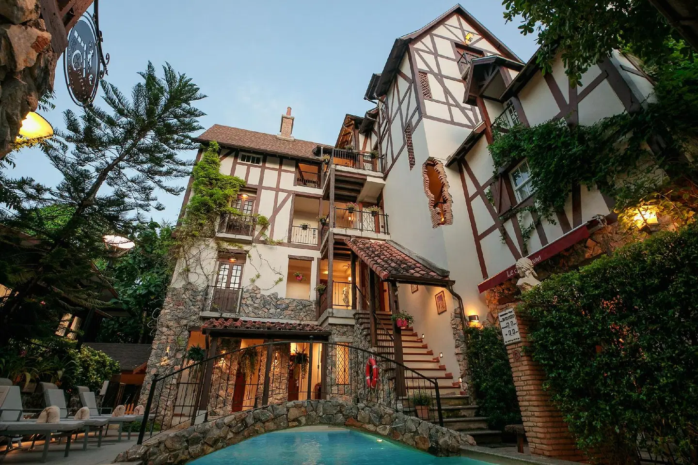 Le Charcoa Hotel EXTERIOR