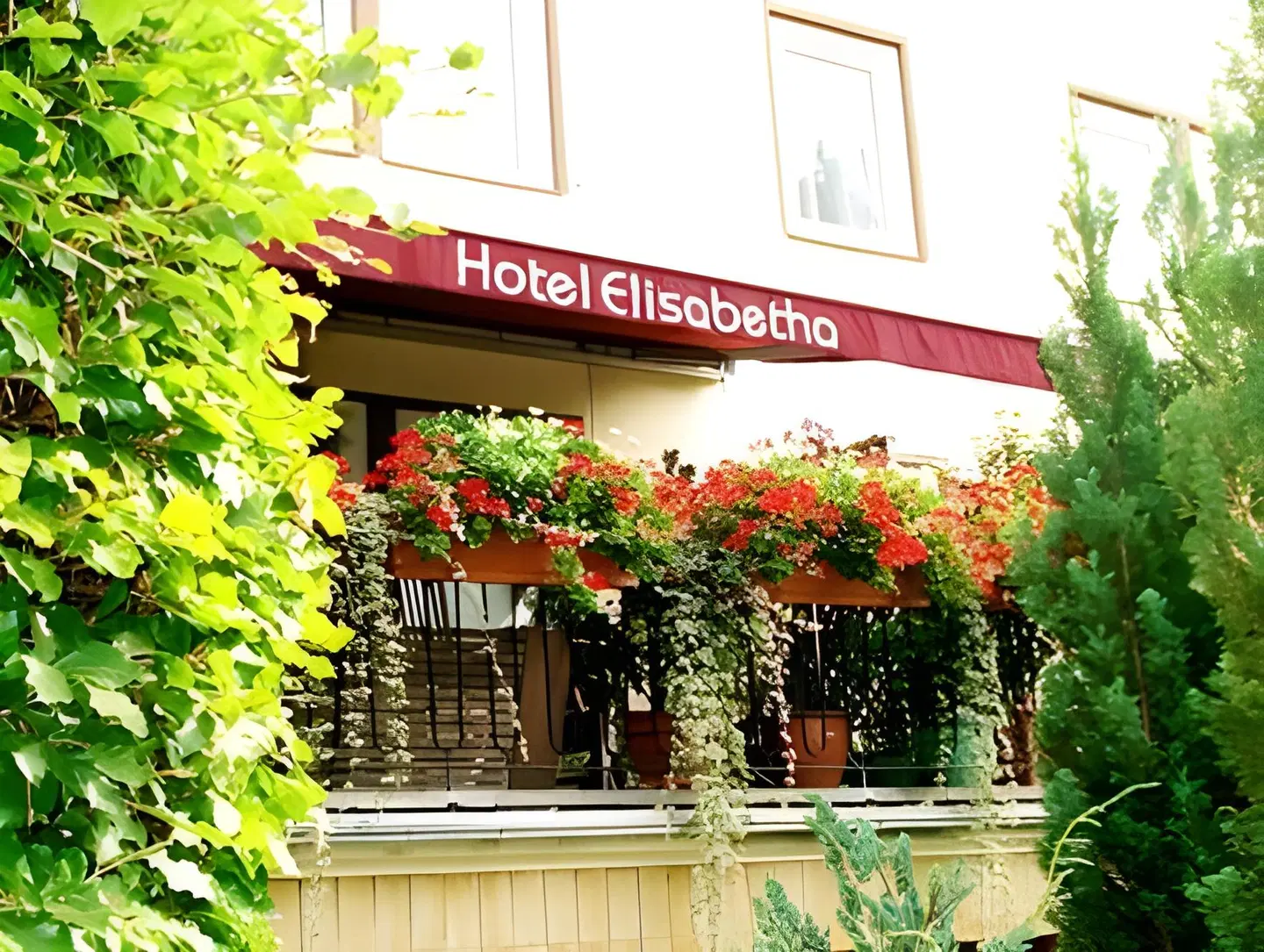 Elisabetha EXTERIOR
