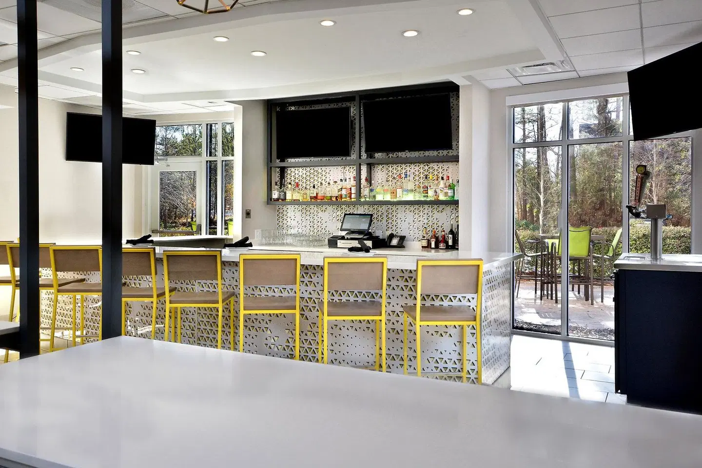 Holiday Inn Raleigh-Durham Airport by IHG Bar