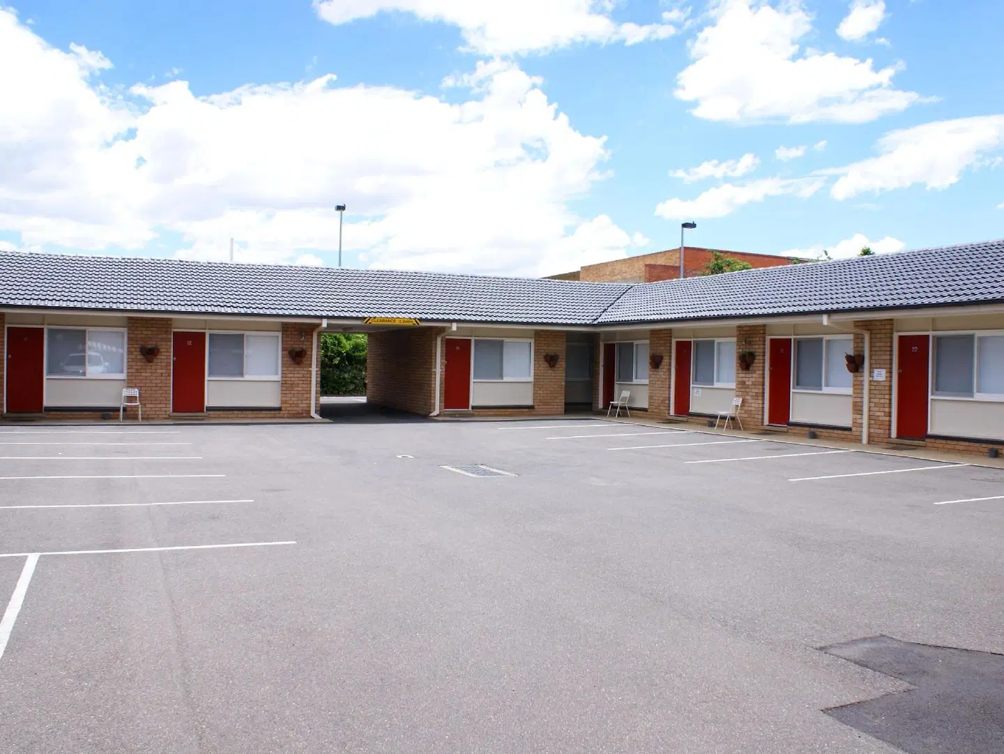 Country Lodge Motor Inn EXTERIOR