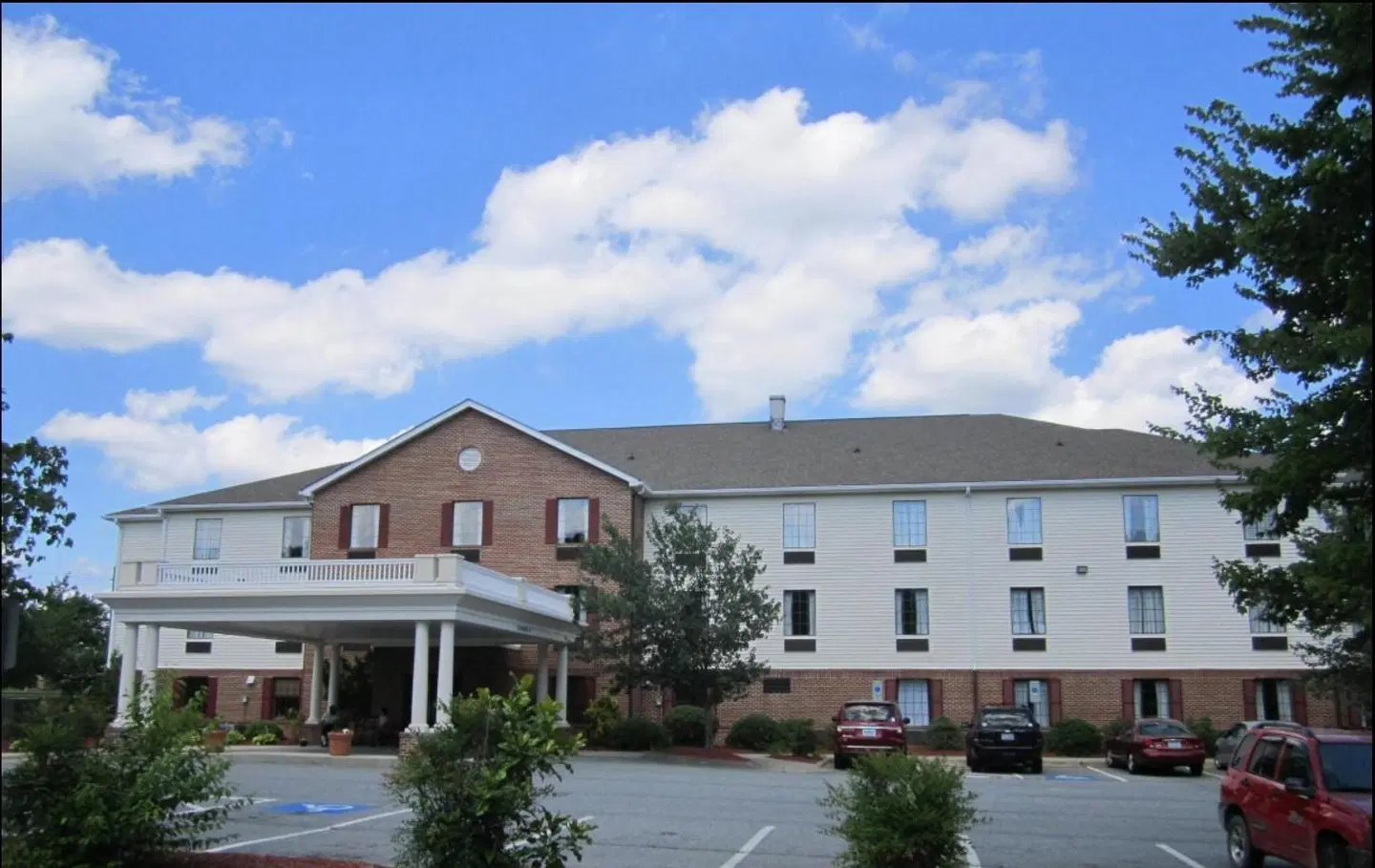 Country Hearth Inn & Suites EXTERIOR