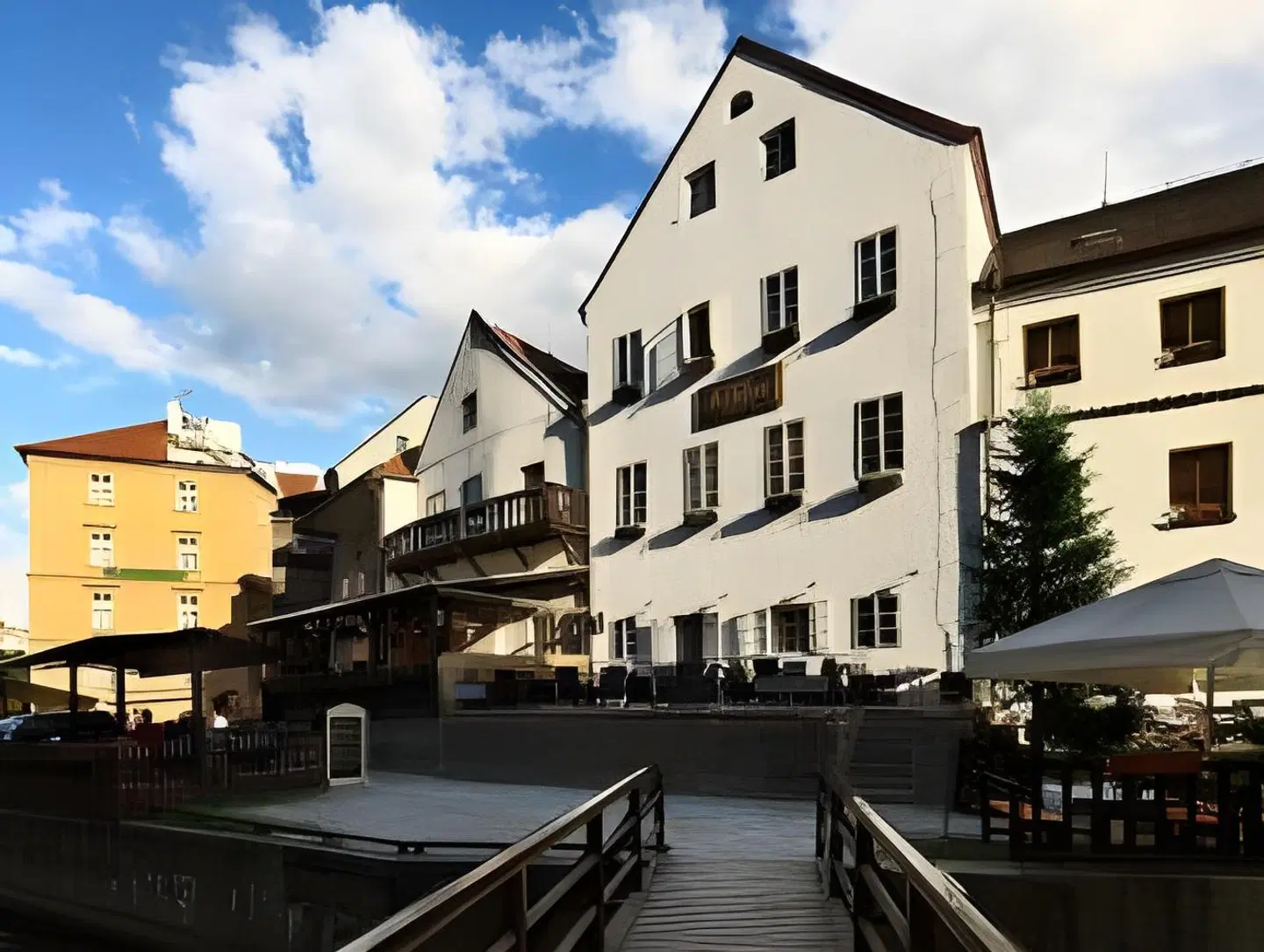 Edward Kelly EXTERIOR
