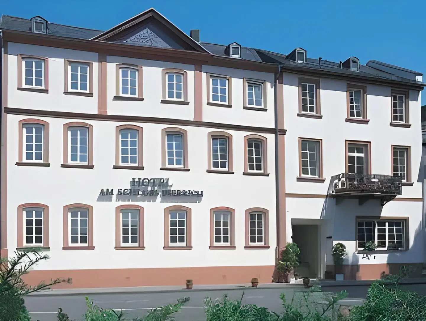 Am Schloss Biebrich EXTERIOR