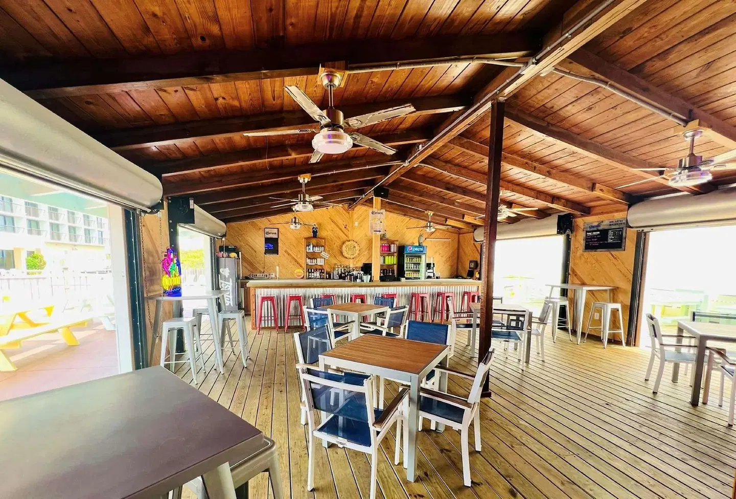 DoubleTree by Hilton Atlantic Beach Oceanfront Bar