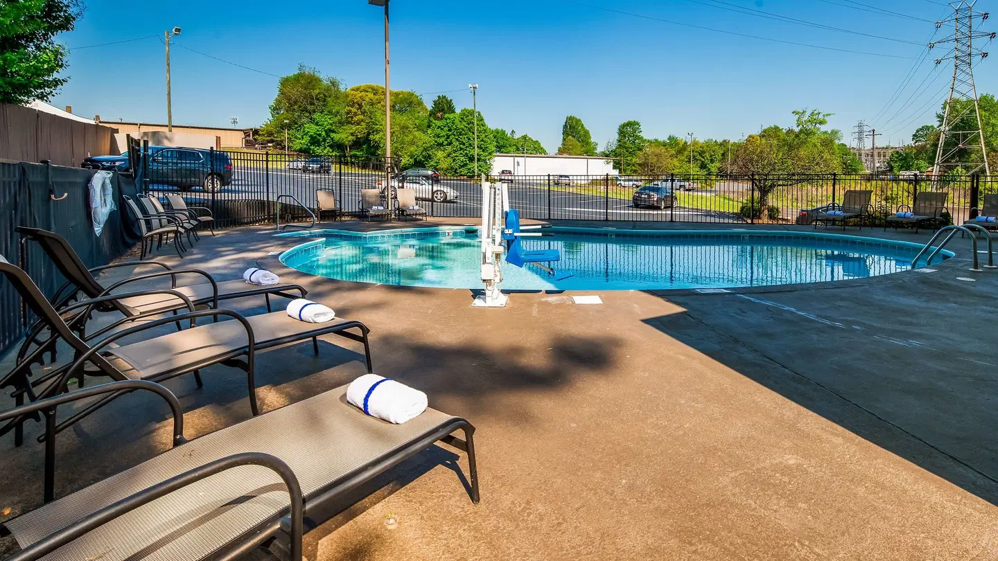 Best Western Plus Hanes Mall OUTDOOR_POOL