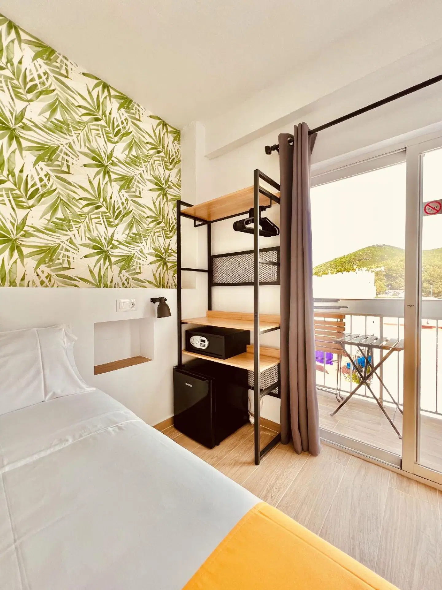 Nanit Rooms Ibiza Hostal Badezimmer
