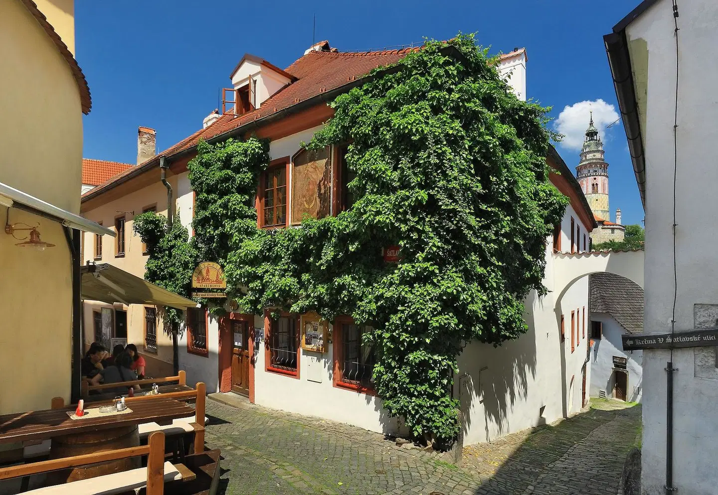Castle View Apartments EXTERIOR