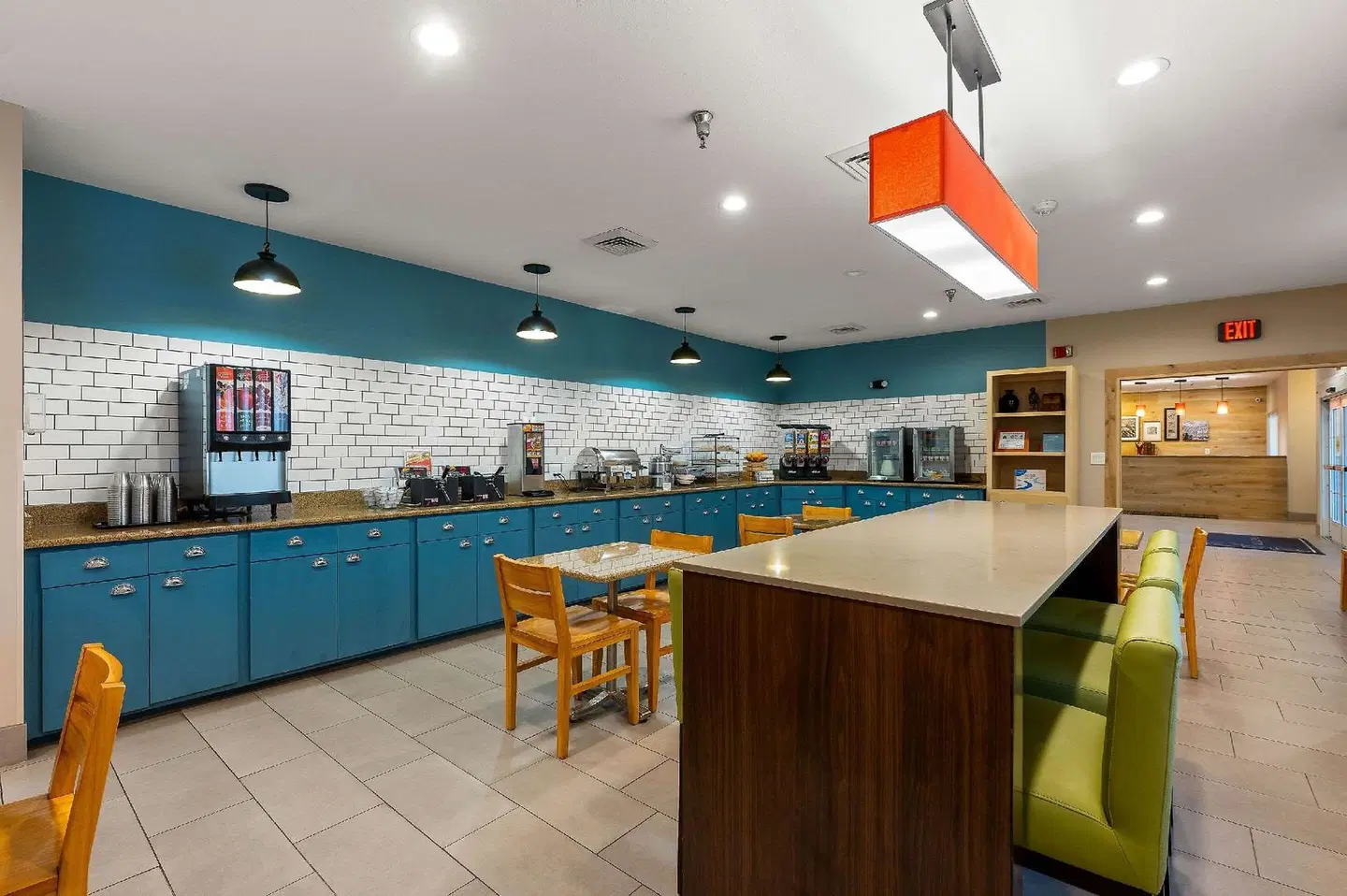 Country Inn & Suites by Radisson, Asheville at Asheville Outlet Mall, NC Bar