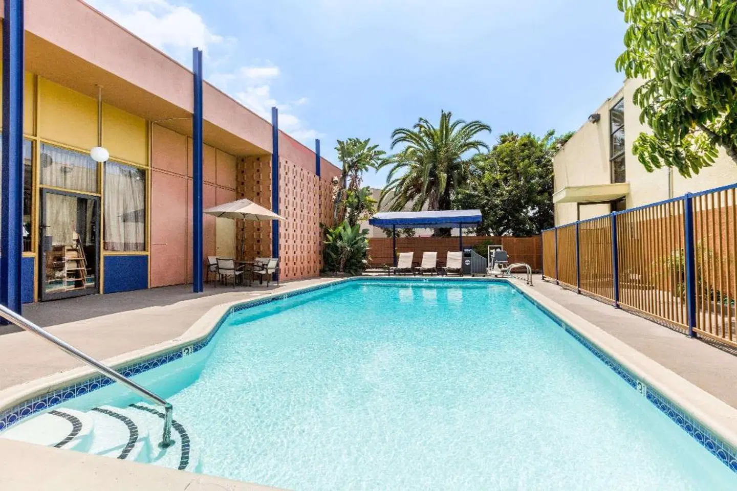 Days Inn by Wyndham Los Angeles LAX/VeniceBch/Marina DelRay OUTDOOR_POOL