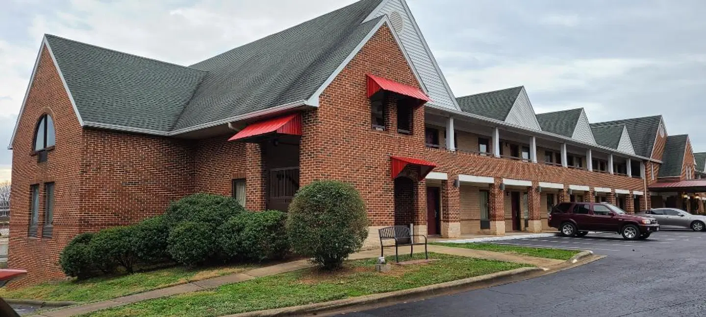 Red Roof Inn & Suites Cornelius - Lake Norman EXTERIOR