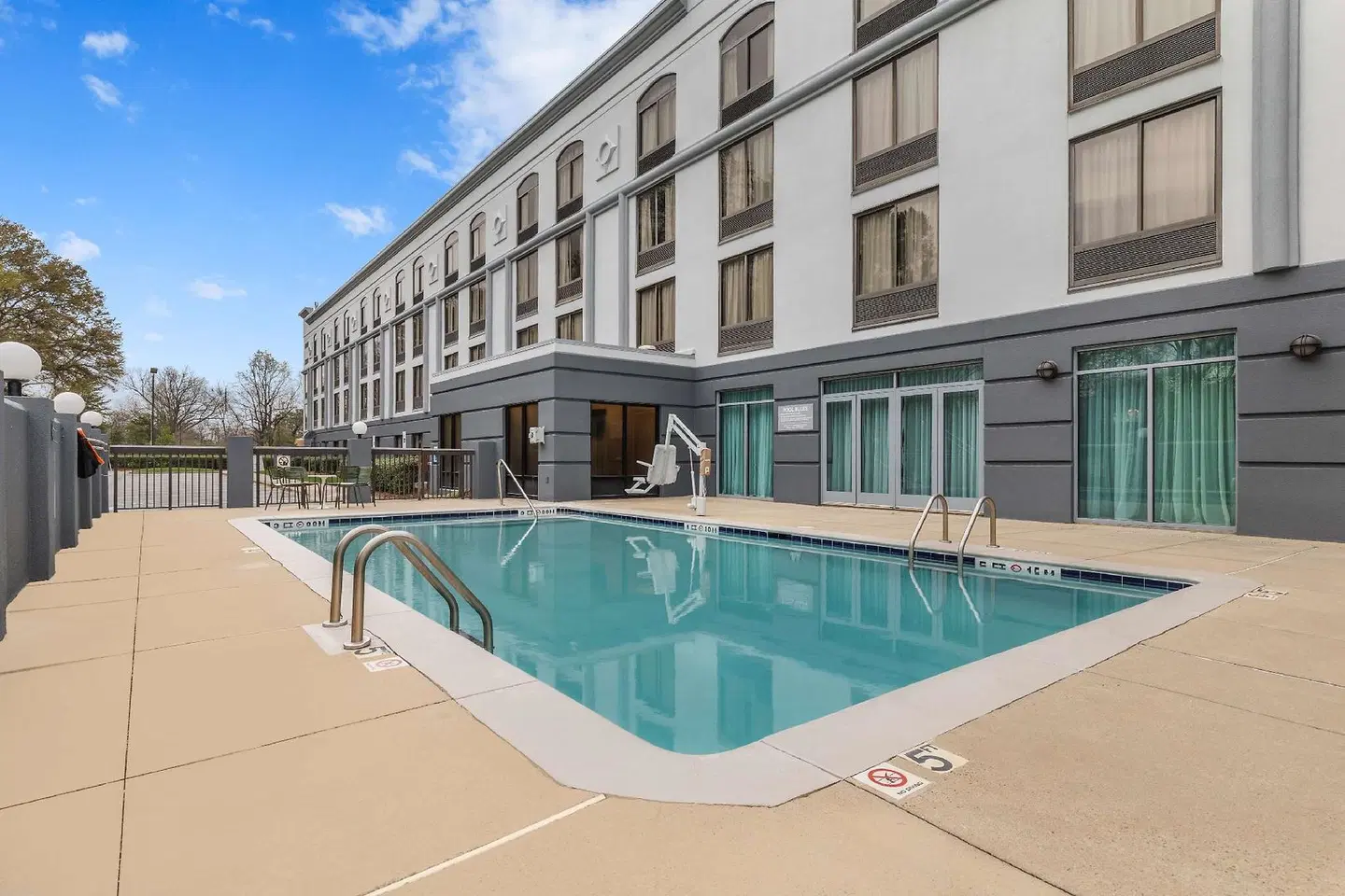 Spark by Hilton Charlotte Tyvola I-77 OUTDOOR_POOL