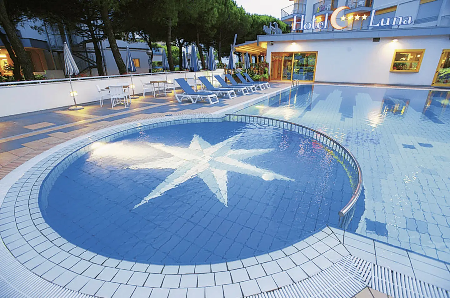Luna OUTDOOR_POOL