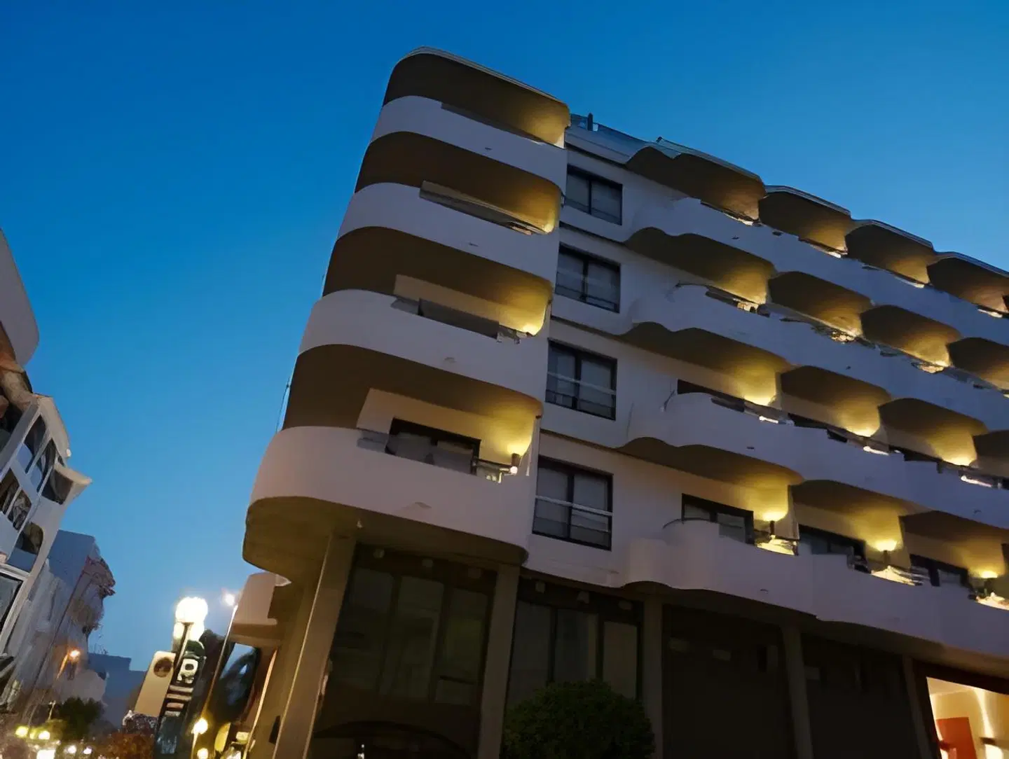 Parot EXTERIOR