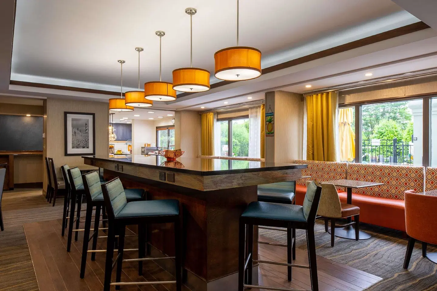 Hampton Inn I-40 Hanes Mall Bar