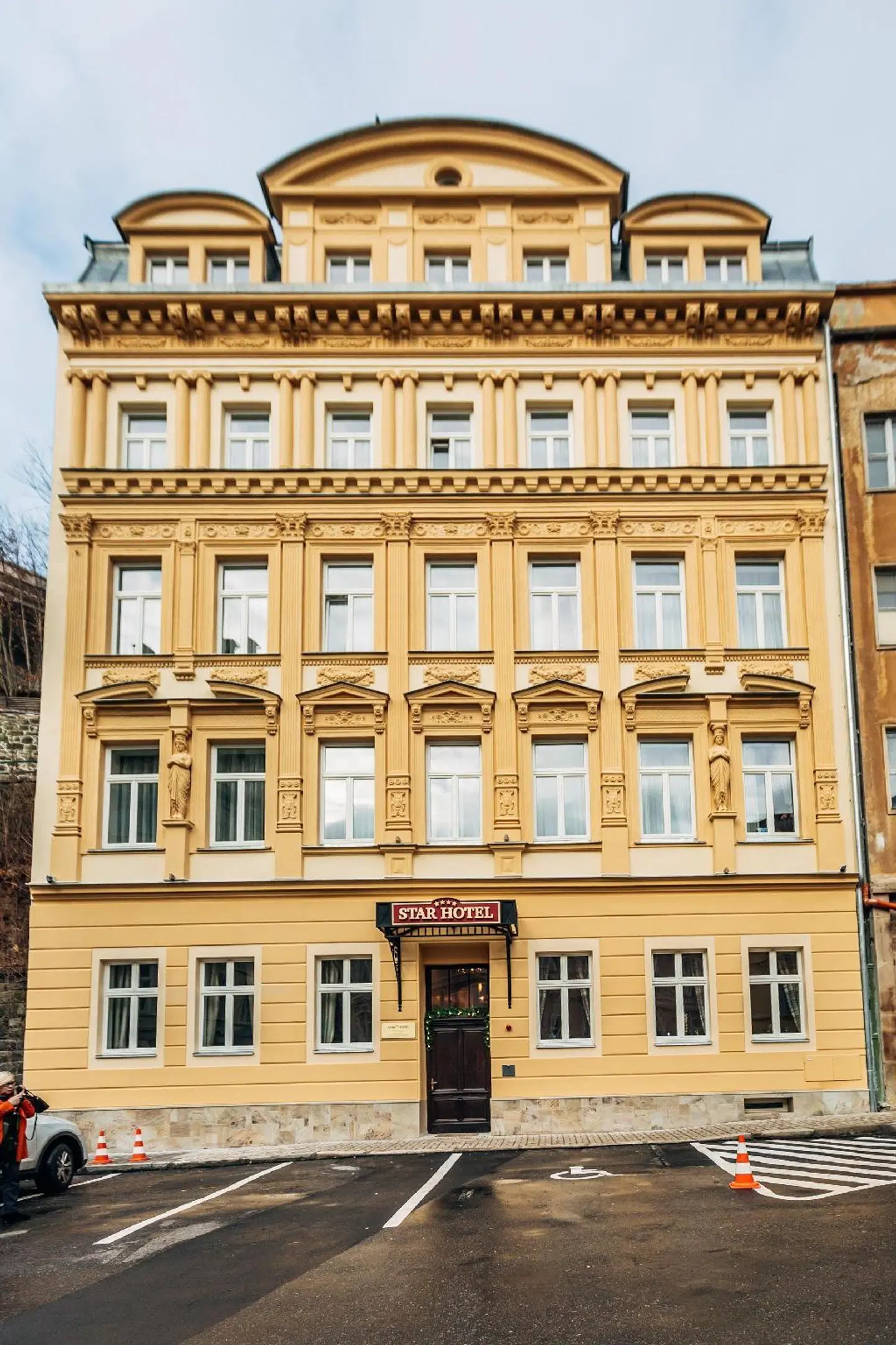 Star Hotel EXTERIOR