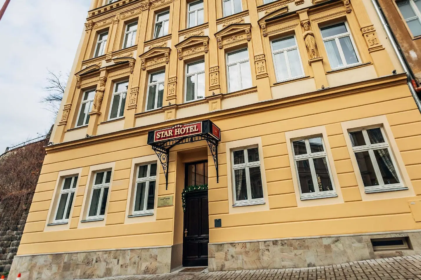 Star Hotel EXTERIOR