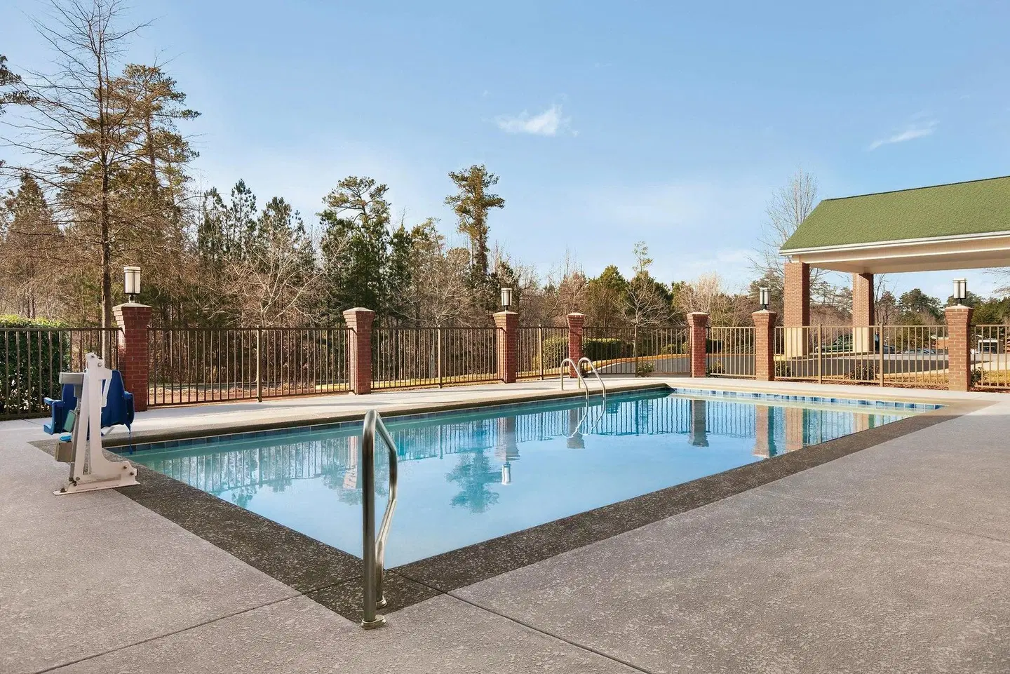 Four Points by Sheraton Raleigh Arena OUTDOOR_POOL